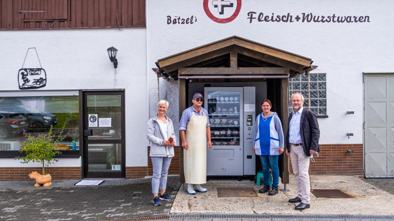 Anke Fuchs-Dreisbach bei der Schlachterei Bätzel in Wunderthausen 