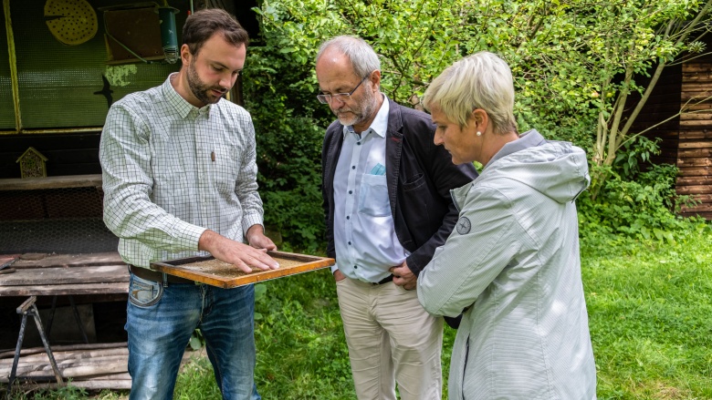 Anke Fuchs-Dreisbach bei Imker Hendrik Engelhardt