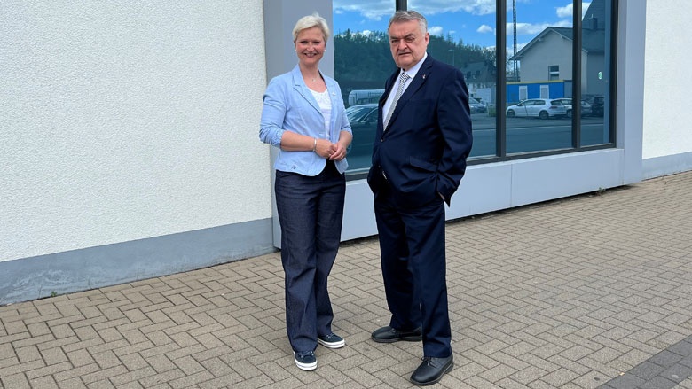 NRW-Innenminister Herbert Reul mit Anke Fuchs-Dreisbach. Er sorgt für Sicherheit Zuhause, im Netz und auf der Straße.