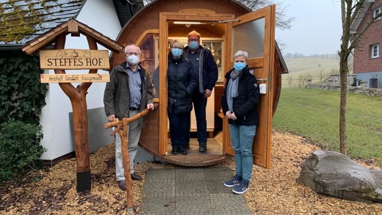 Volkmar Klein und Anke Fuchs-Dreisbach zu Besuch auf „Steffes Hof“.