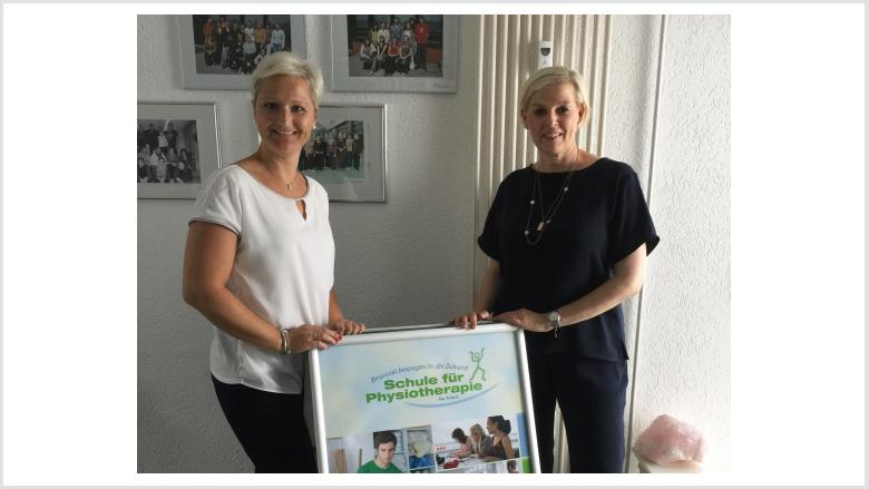 Anke Fuchs-Dreisbach mit Ina Acksel, Leiterin der Physiotherapieschule Siegen
