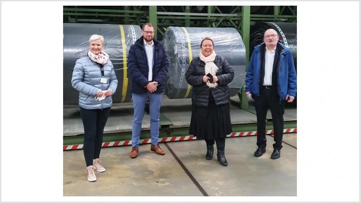 Umweltministerin Ursula Heinen-Esser interessierte sich beim Besuch der Firma REGUPOL sehr für die Zukunftsfähigkeit von Recyclingprodukten. Die Firma REGUPOL ist seit Jahren ein Vorreiter der Verwertung von Sekundärrohstoffen und fast jeder von uns kennt