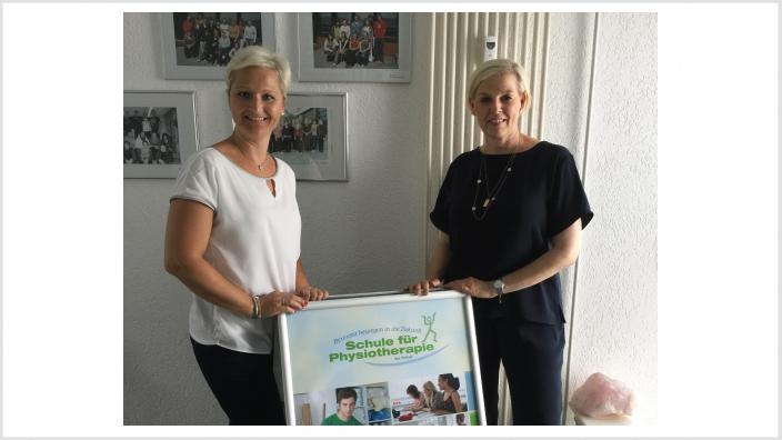 Anke Fuchs-Dreisbach mit Ina Acksel, Leiterin der Physiotherapieschule Siegen