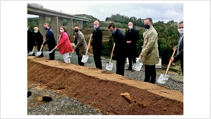 Fuchs-Dreisbach beim ersten Spatenstich für die Talbrücke Eisern.